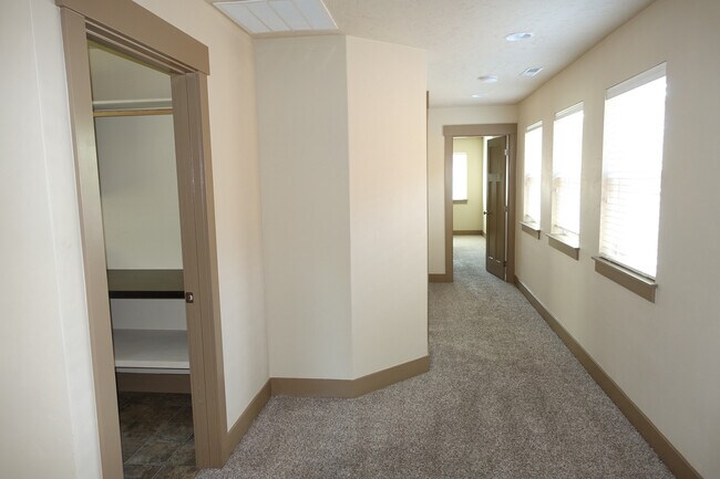 Building Photo - Beautiful Central Bench Home