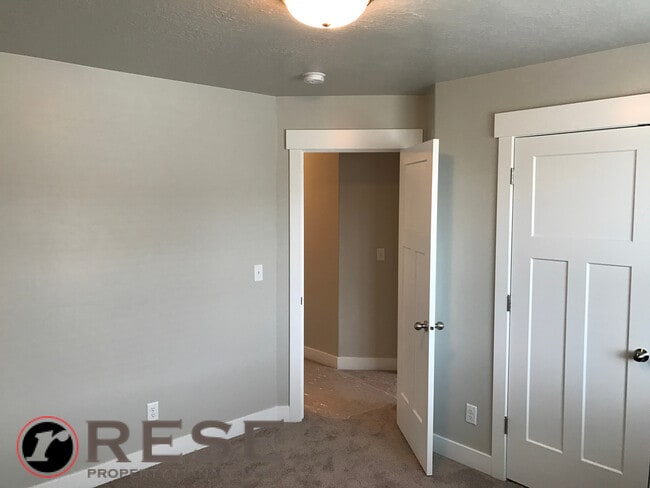Building Photo - Beautiful Edge Townhome in Bluffdale