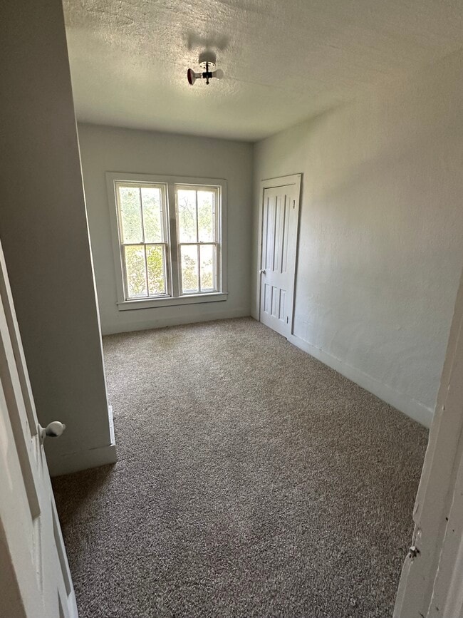 Building Photo - Anamosa Duplex