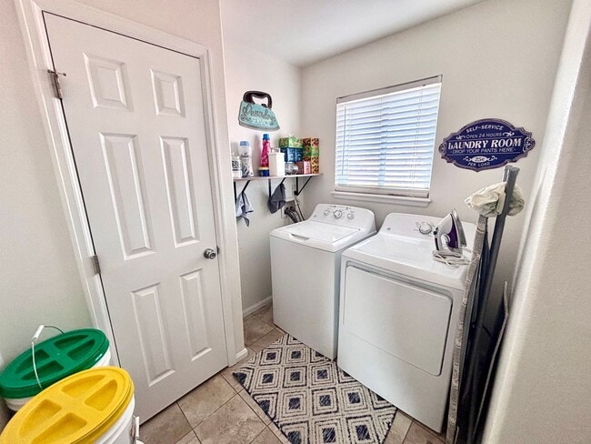 Building Photo - Spacious 3 Bed / 3 Bath Home Near Peterson Space Force Base