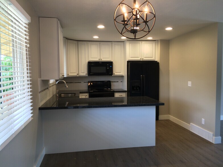 Building Photo - 245 W 500 N