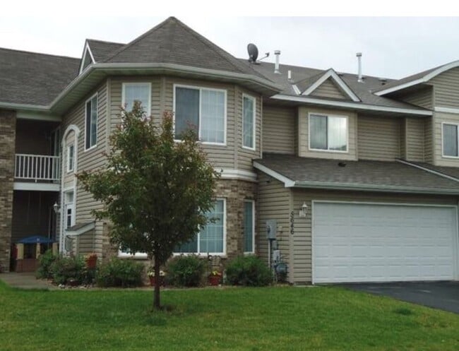 Primary Photo - Available sept 01, 3bd, 2ba End Unit Town ...