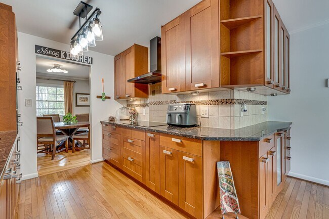 Building Photo - Charming 4 Bed SFH in Alexandria!