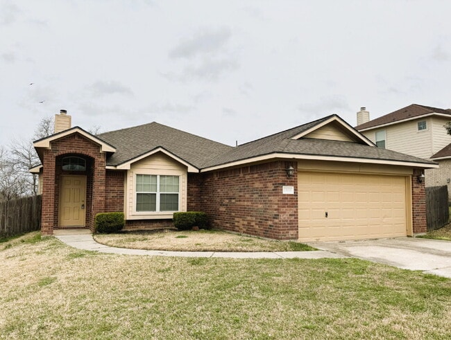 Building Photo - Enjoy living in this single story 3 bedroom+office that has a closet so it could be a 4th bedroom...