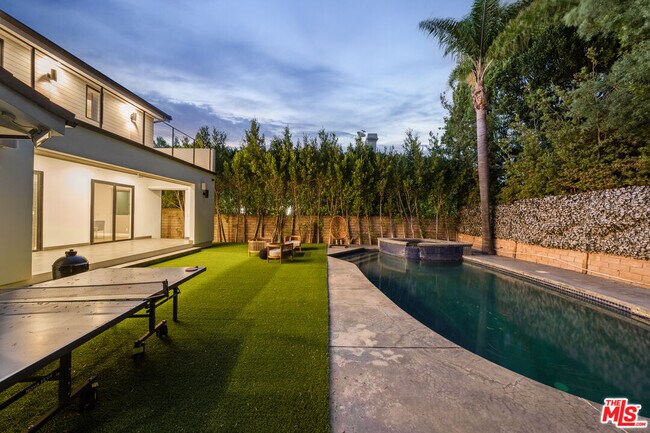 Building Photo - 5062 Woodley Ave