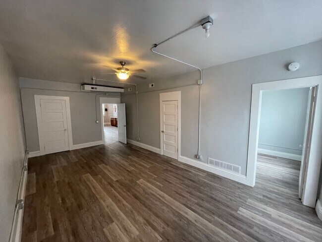 Building Photo - Large updated 2 bedroom apartment