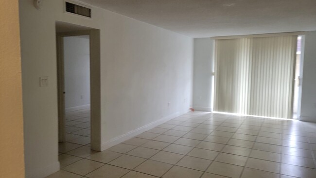 Living room - 1800 Sans Souci Blvd