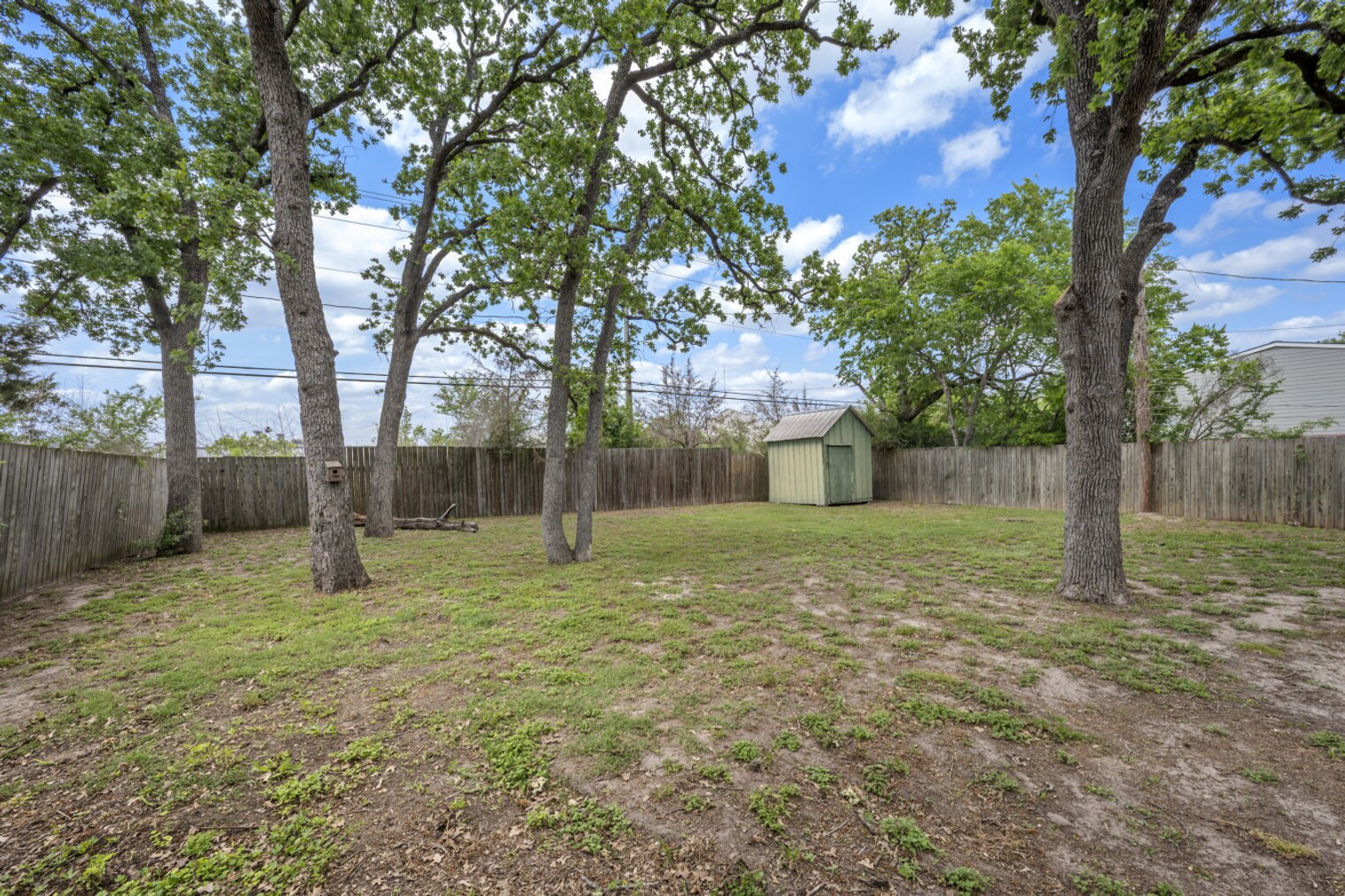 Building Photo - 728 Meadow Ln