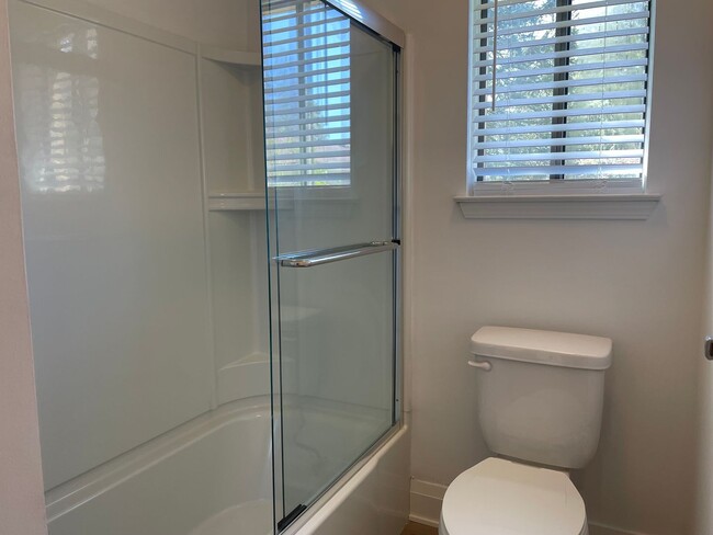 Building Photo - 2-Bedroom Duplex with full basement, 1-Car...