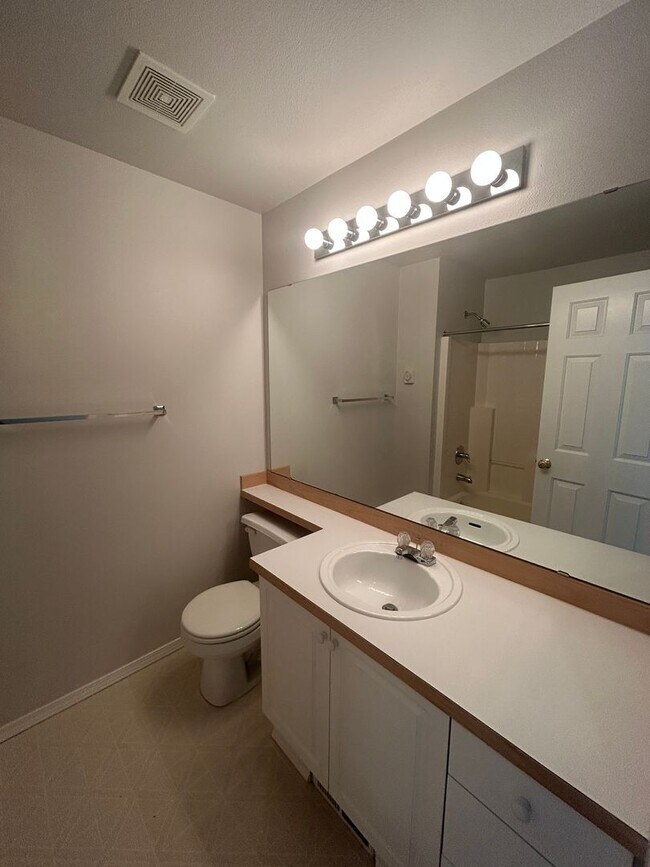 Building Photo - 3 Bed, 2.5 bath Kent house w/2-car garage ...