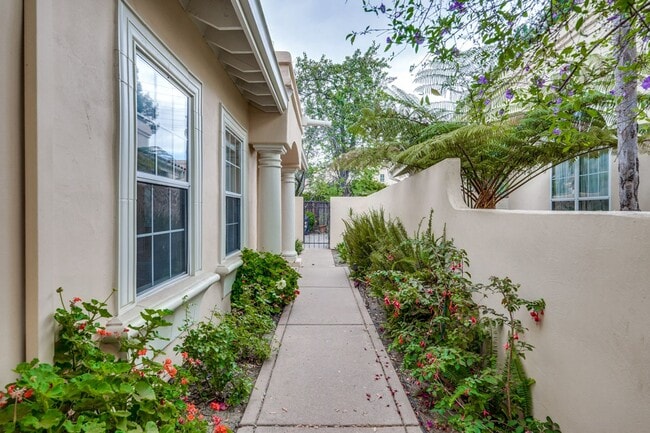 Building Photo - Lovely and spacious 3BR 2.5BA townhouse in...