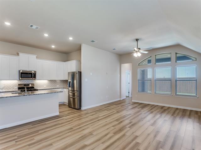 Building Photo - 529 Brozgold Ave