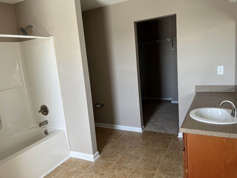 Building Photo - 224 Dormont Dr NE