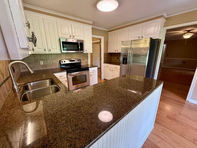 Building Photo - 4 Bedroom Brick Home in Alice Drive Area!