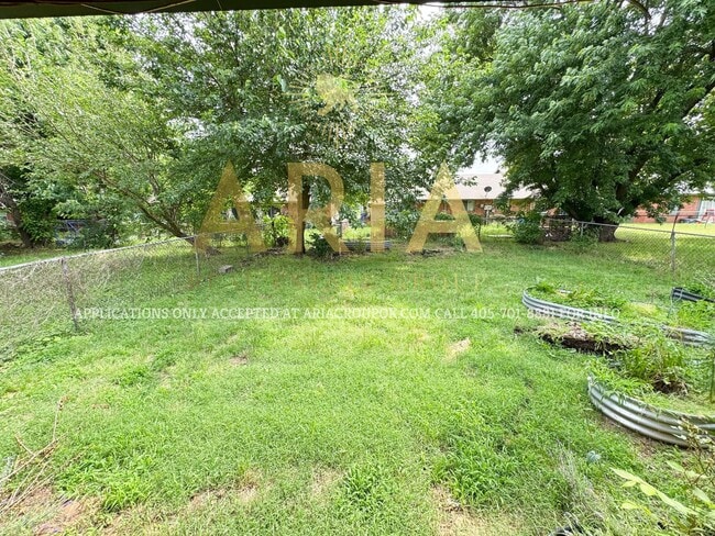 Building Photo - West Norman 2 Bed 1 Bath!