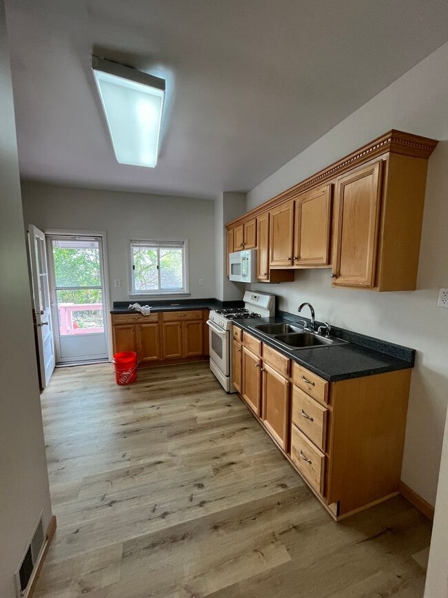 Building Photo - Large 2 Bed, 1 Bath Home, with Office/Bonus Room! Available Now!