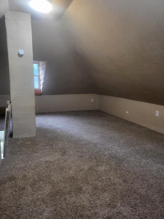 Lot of room - 93 West St