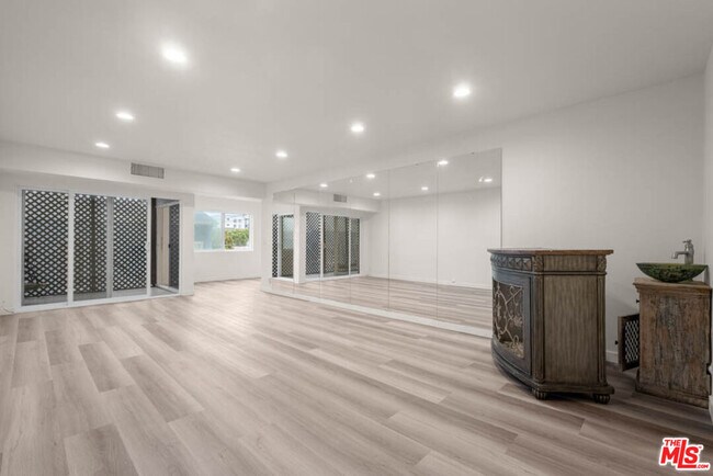 Building Photo - 423 Rexford Dr