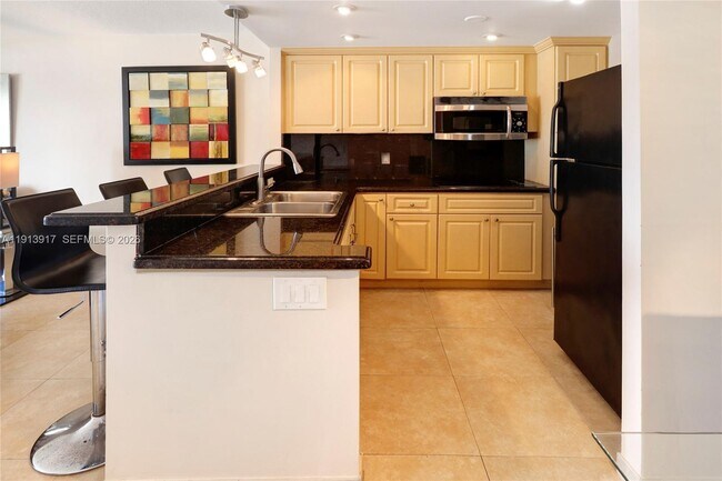 Building Photo - 220 Kings Point Dr