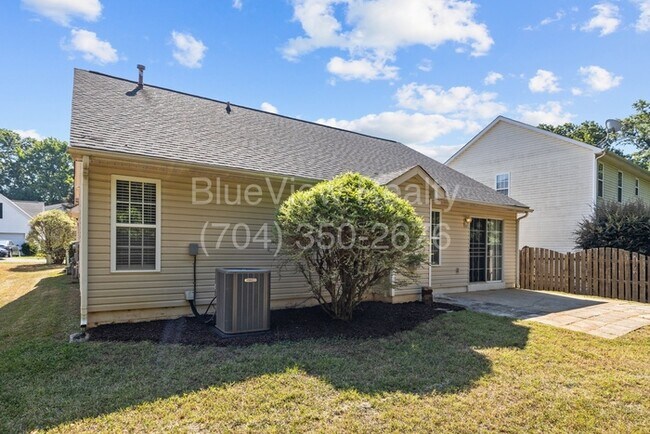 Building Photo - Beautiful Ranch House with 3 bed 2 bath ( Ballantyne area )