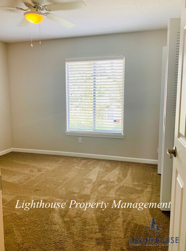 Building Photo - Renovated 2 Bedroom Townhome Just 8 Blocks From The Beach
