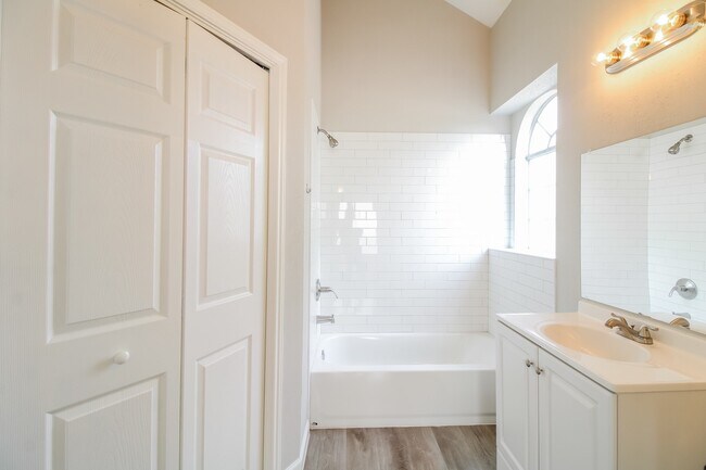 Building Photo - 1806 Courtside Pl Dr