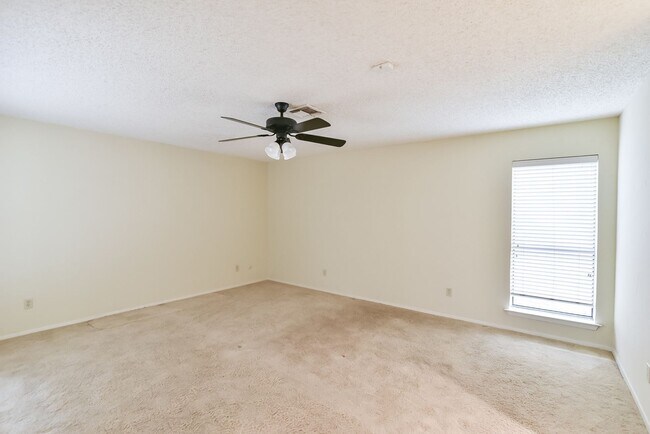 Building Photo - Luxury Living on Lake Arlington