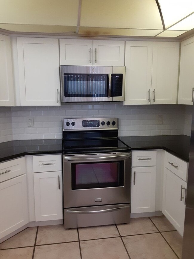 Building Photo - Split Floor Plan POOL HOME