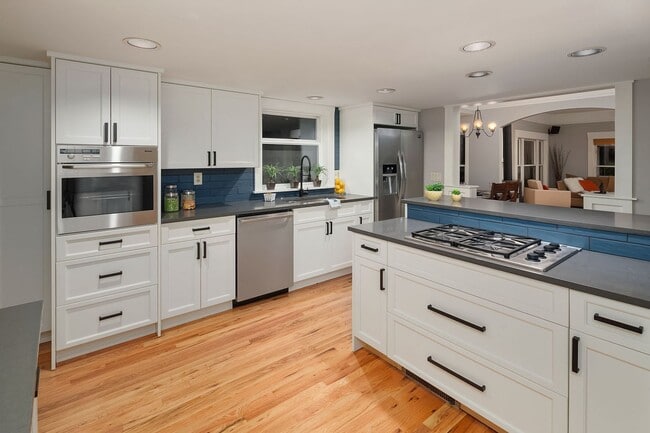Building Photo - 3bd/2ba Seattle Home