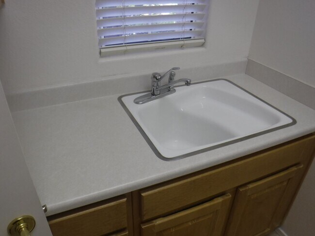 Building Photo - Sun City Anthem home right on the golf course!