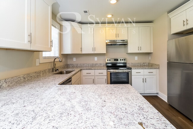 Building Photo - This lovely 3BR, 2.5BA home is move-in ready