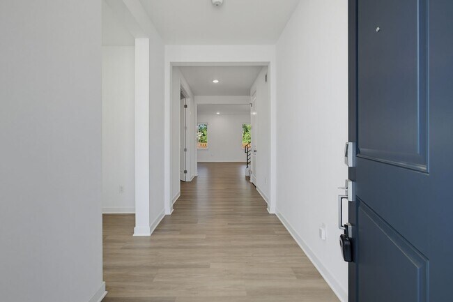 Building Photo - Exceptional Tehaleh Living with EV Charger & A/C