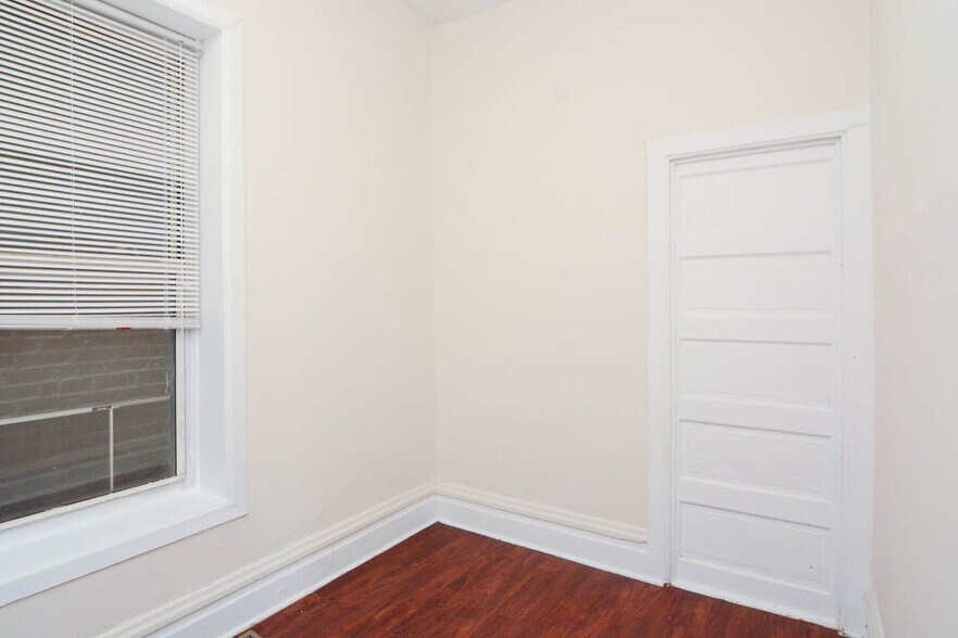 Building Photo - 1228 N Maplewood Ave