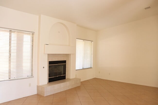 Building Photo - Canyon De Flores Home