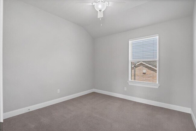 Building Photo - 2404 Burberry Ln