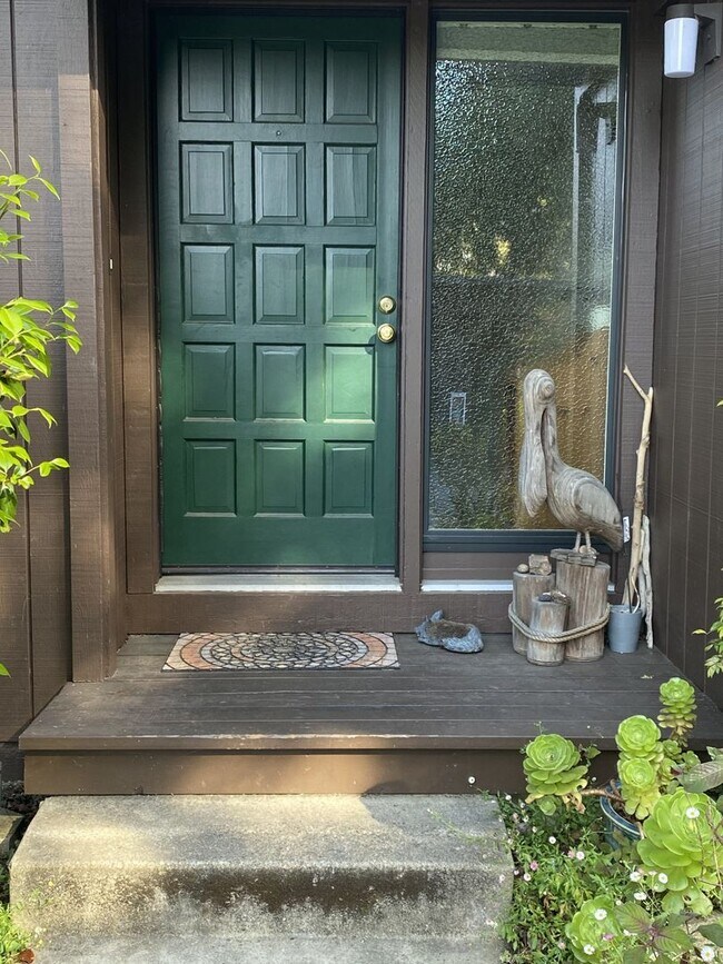 Building Photo - STUNNING NEWLY REMODELED CONDO WITH POOL &...