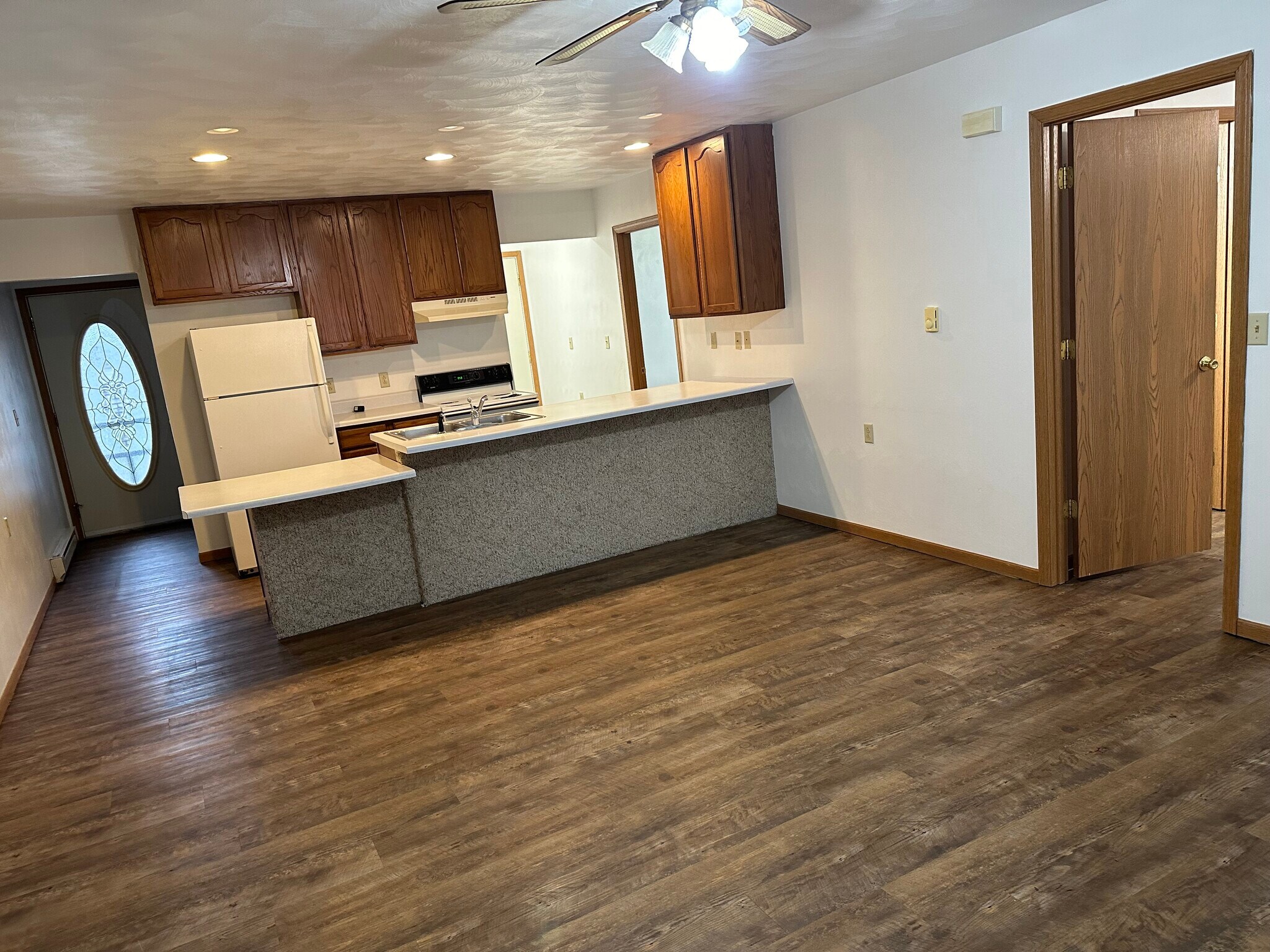 Building Photo - 1072 Lakeshore Dr