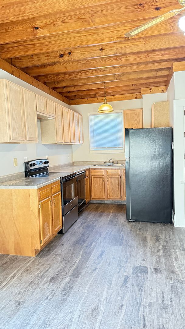 Building Photo - SPACIOUS...3 Bedroom 1 Bath