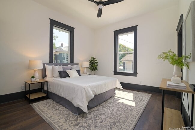 Building Photo - 207 Loretta Pl