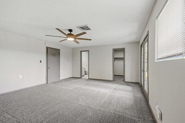 Building Photo - 4-Bedroom in Baytown's Craigmont Place with Washer, Dryer, and Fridge Included.