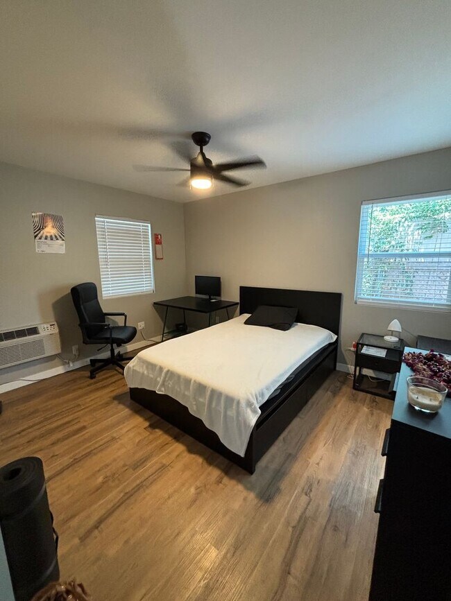 Building Photo - 4 bed 4 bath home - with personal AC in ea...