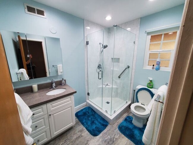 Building Photo - 3 bedroom/ 3 bath. Fully furnished ready f...