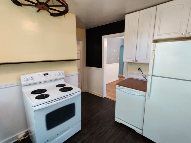 Building Photo - 3 bedroom home with a detached garage