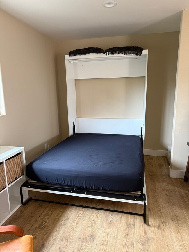 Building Photo - Charming Coastal Studio in Carlsbad - Furnished, all utilities + wi-fi included!