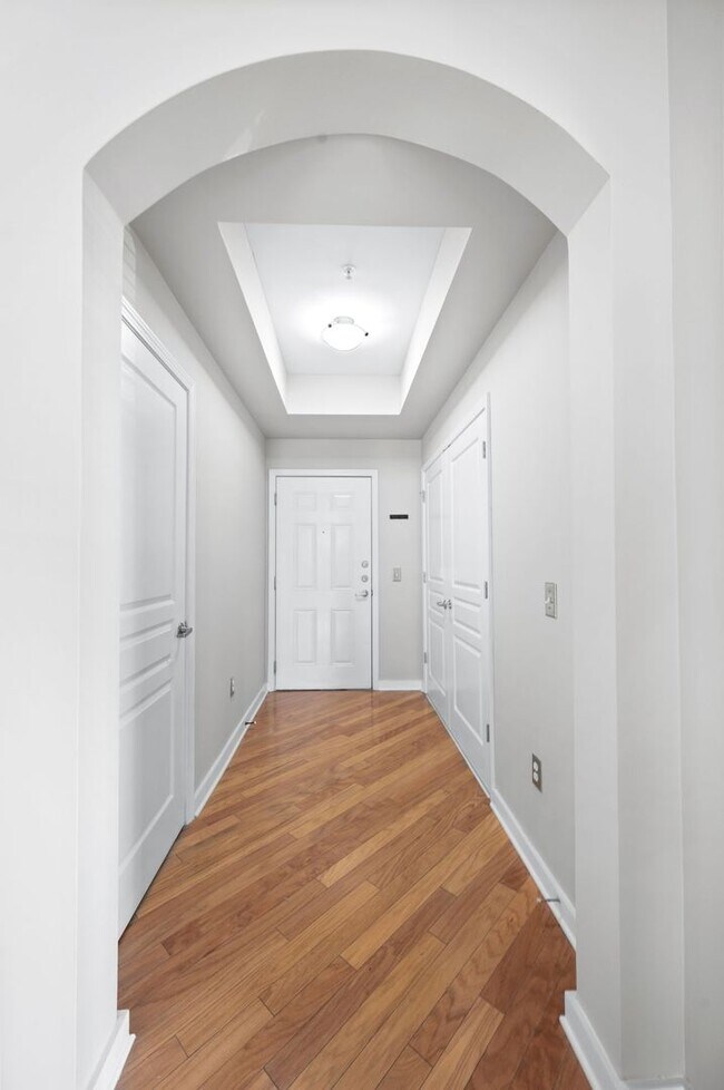 Building Photo - Spacious 3BR/2BA end unit at Bristol West ...