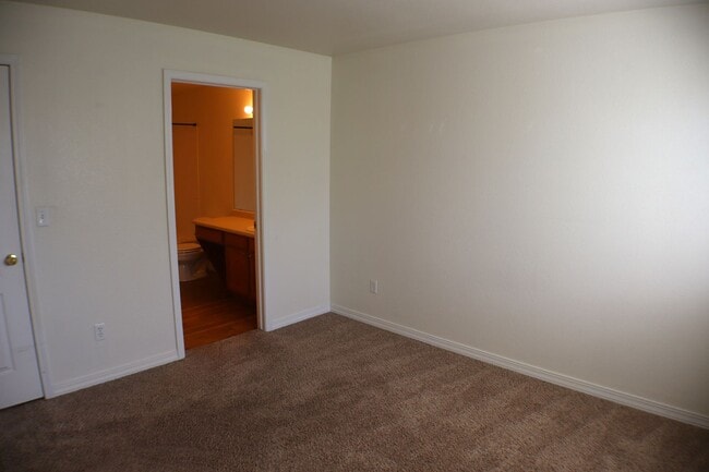Building Photo - Comfortable 2-Bedroom Townhome in a Well-M...
