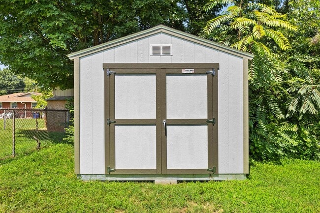 Building Photo - 4-Bed, 2-Bath Home with Fenced Yard in Win...