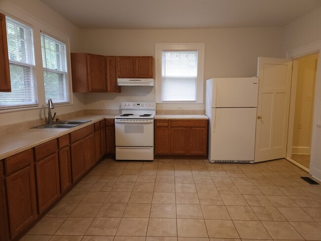 Building Photo - 2 Bedroom, 1.5 Baths Charming Bungalow loc...