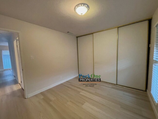 Building Photo - Nicely Updated Roundtree Condo Available Now!