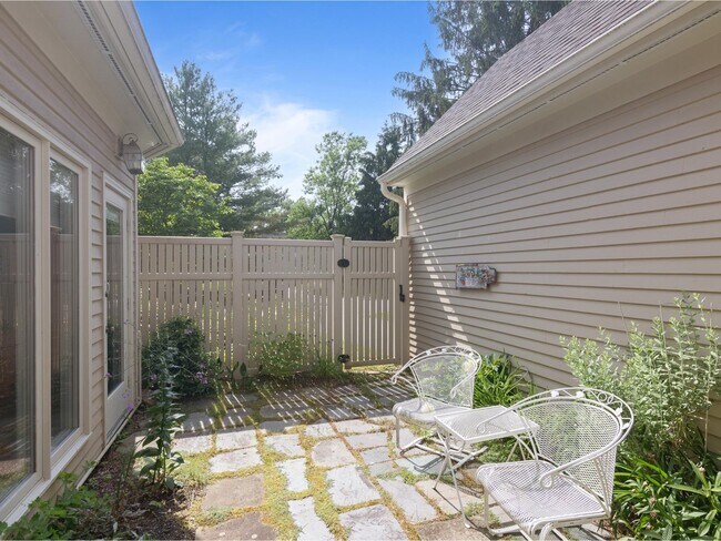 Building Photo - 133 Covington Ln